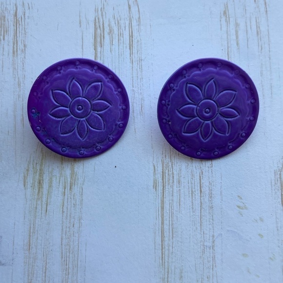 🔴Vintage Purple Enamel Flower Print Clip On Earrings - Picture 1 of 7